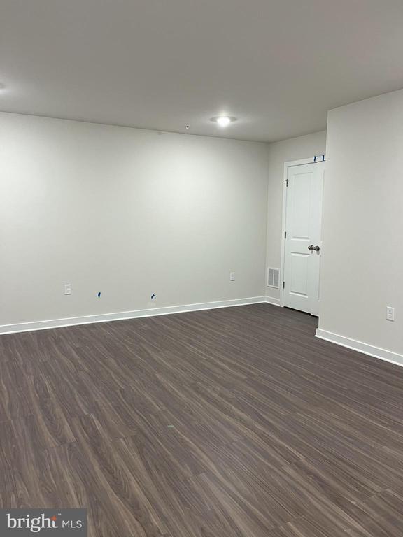 Building Photo - 507 Titanium St