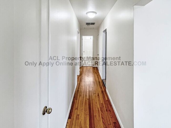 Building Photo - Charming 3-Bedroom Home with Lush Backyard...