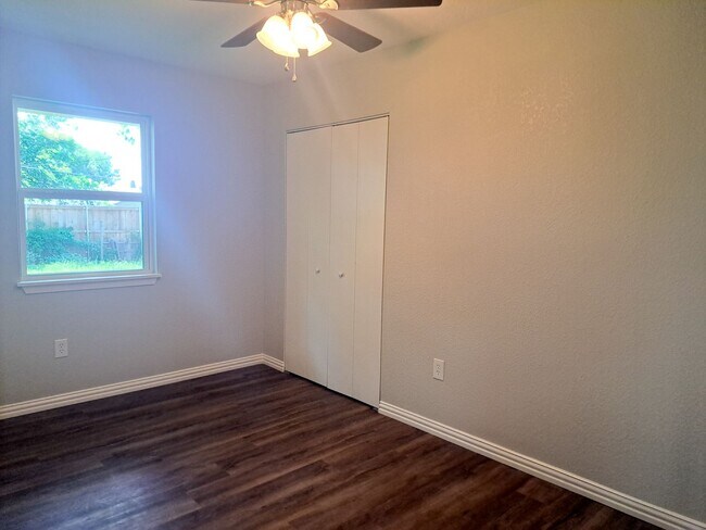 Building Photo - 5 bedroom / 2 bath