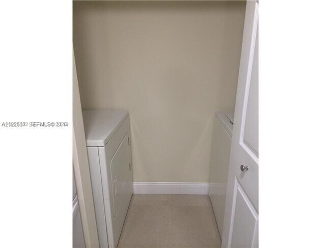 Building Photo - 650 S Park Rd