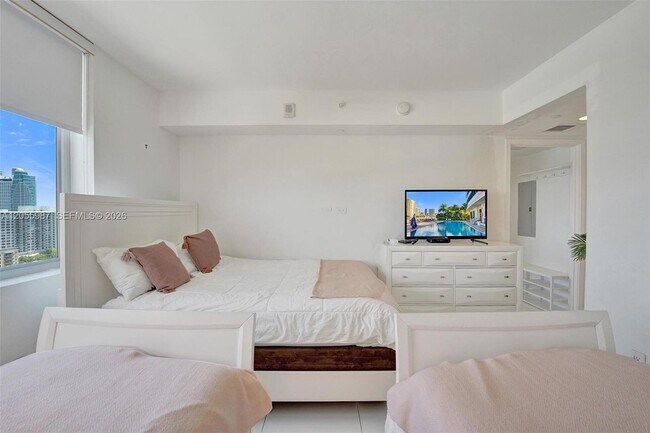 Building Photo - 2600 E Hallandale Beach Blvd