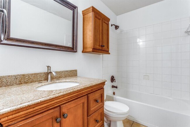 Building Photo - 648 Columbine Ave