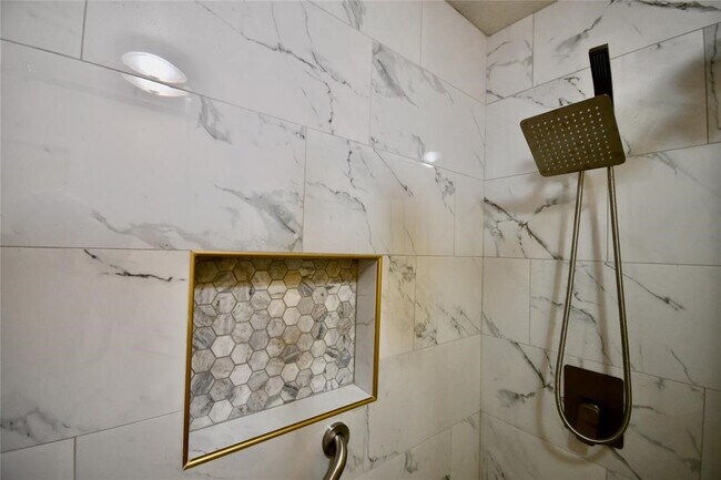 Building Photo - 1818 Augusta Dr