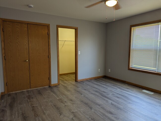 Building Photo - 417 Calgary Way