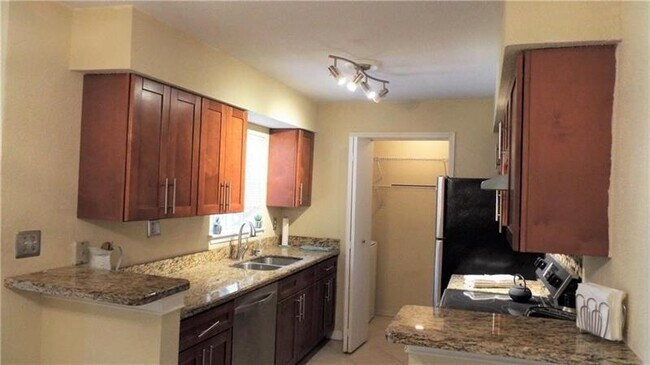 Building Photo - 833 Riverside Dr