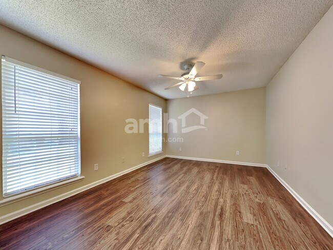 Building Photo - 2175 Hovington Cir E
