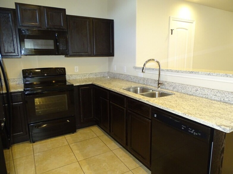 Building Photo - 7054 Lakeview Dr