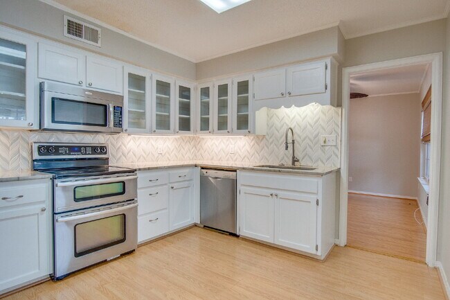 Building Photo - Pool Home with Office, Two Primary Suites ...