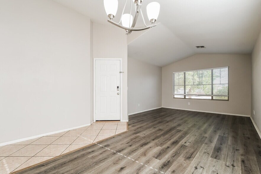 Building Photo - 1427 E Vernoa St