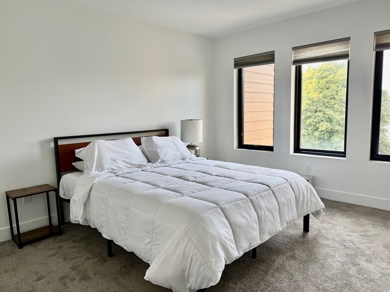 Building Photo - 1547 Pallister St