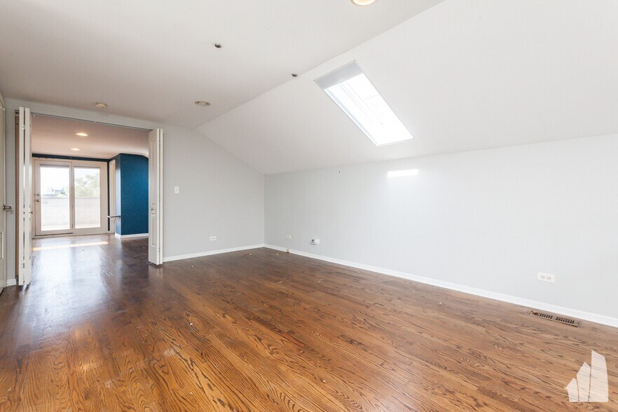 Building Photo - 1038 N Marshfield Ave