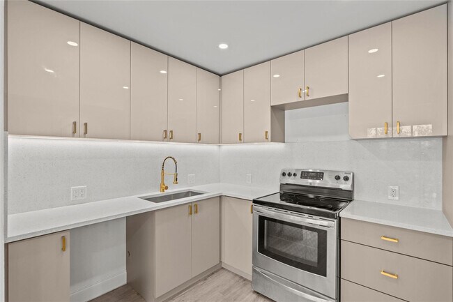 Building Photo - 204 Mansfield F