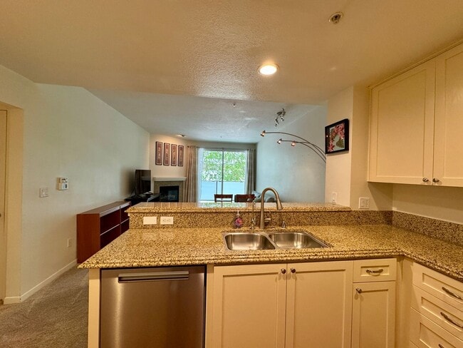 Building Photo - Enjoy the Best of Pasadena from This Beautifully Maintained Condo