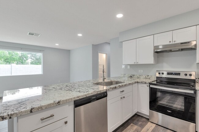 Building Photo - Huge house remodeled and close to ASU.  Pool and Turf in the yard