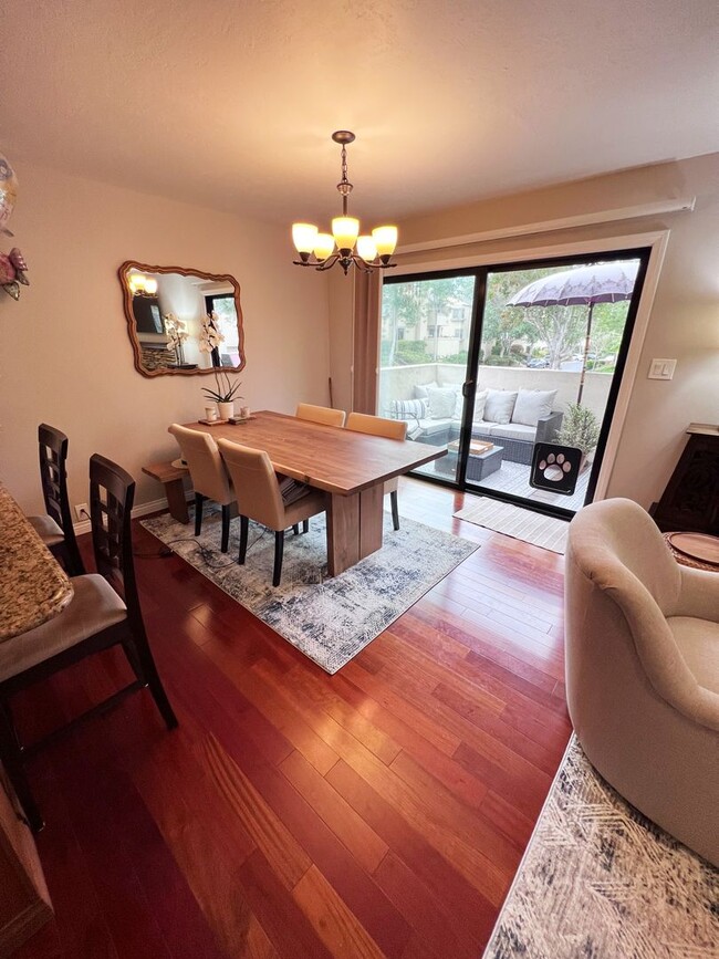 Building Photo - 2 Bed/2.5 Bath Townhome - Beautifully Upgr...