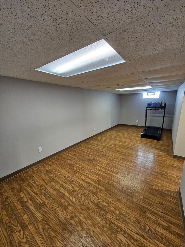 Building Photo - Beautiful Parma Heights 3 Bedroom