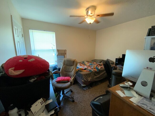 Building Photo - 3 Bedroom/2 Bathroom duplex