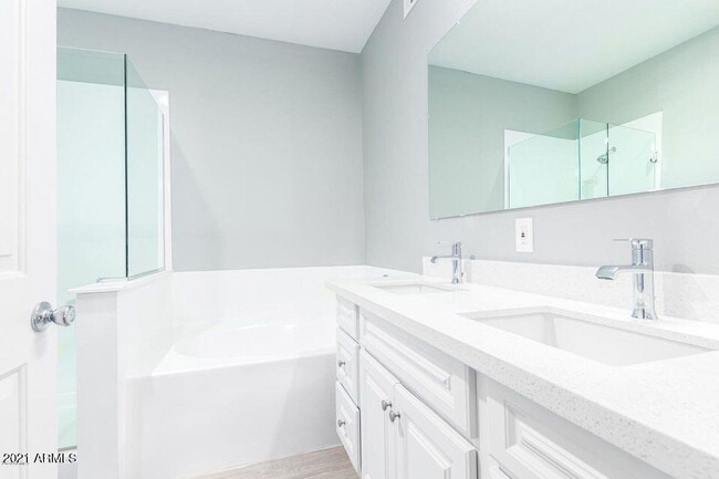 Building Photo - 2992 N Miller Rd