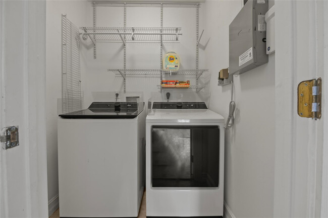 Building Photo - 732 NE 15th Ave