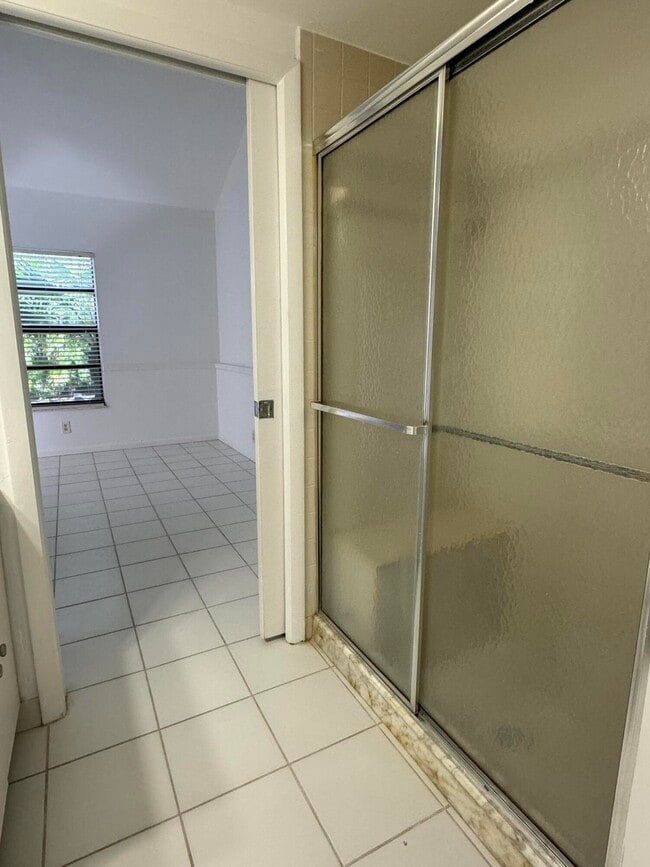 Building Photo - 429 N Cypress Dr