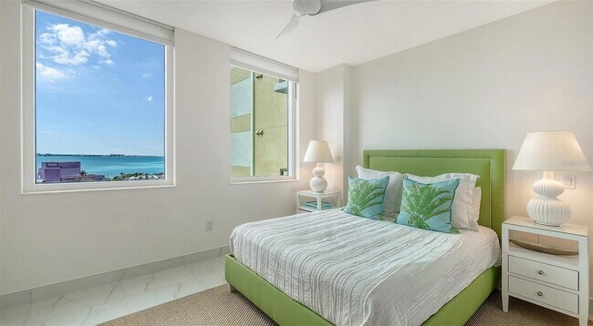 Building Photo - 800 N Tamiami Trl