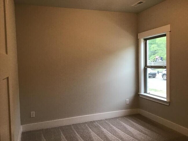 Building Photo - 700 Rivulet Dr SW