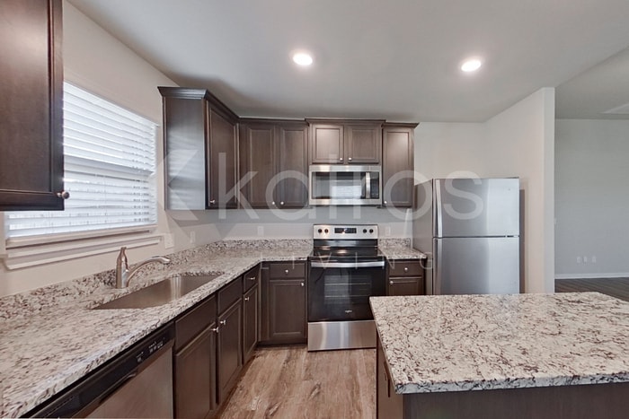 Building Photo - 713 St James Pl