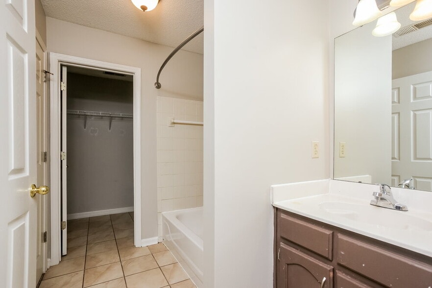 Building Photo - 6841 Charlotte Dr