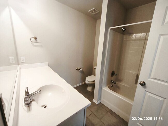 Building Photo - Beautiful 3 Bedroom 2 Bath Home for rent