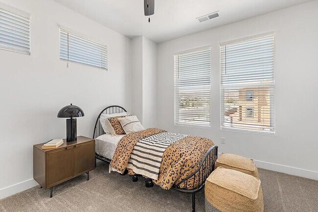 Building Photo - 1061 W Albertine Ln