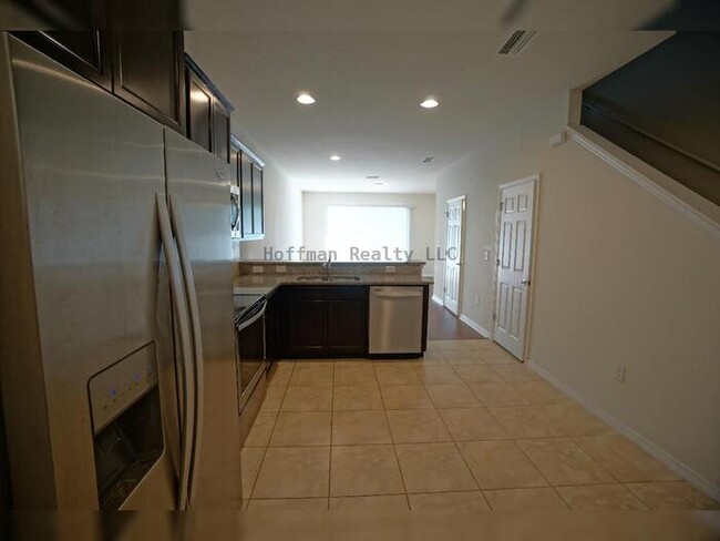 Building Photo - 2-bedroom, 2.5-bath, 1-car garage Townhous...