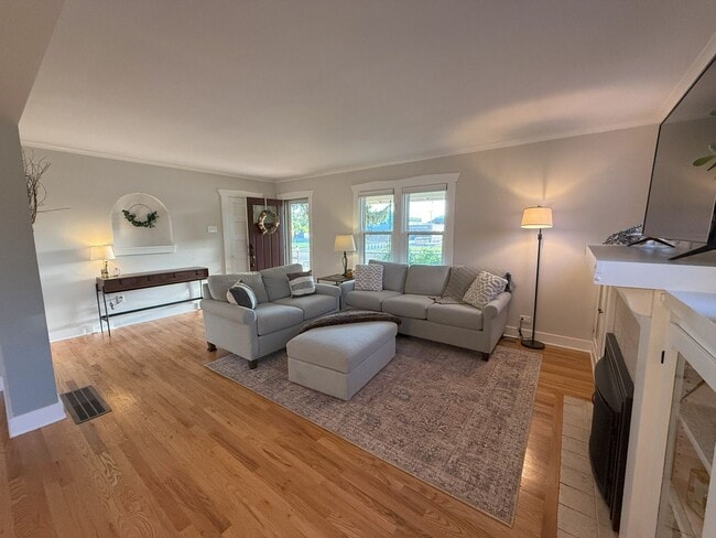 Building Photo - LITTLETON CHARM!!! CORNER LOT, BRICK HOME WITH GARAGE, AVAILABLE NOW, $0 DEPOSIT OPTIONS