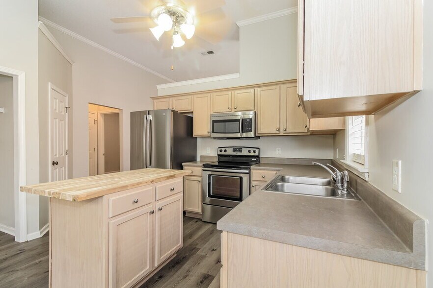 Building Photo - 8696 Eagle View Dr
