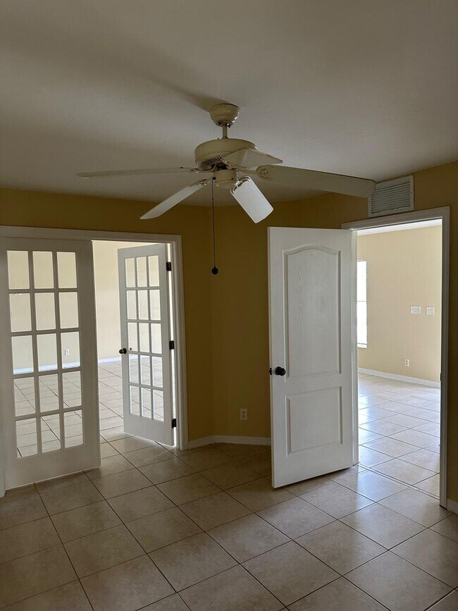 Building Photo - Spacious 3-Bed + Den Home with 2-Car Garag...