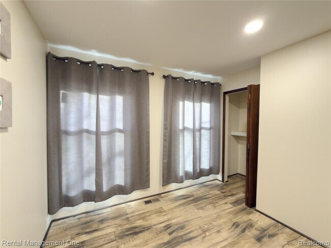 Building Photo - 174 Lange Ave