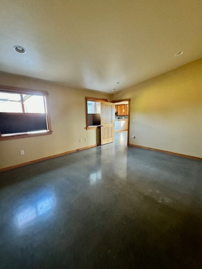 Building Photo - Charming 3-Bedroom, 2-Bathroom Single-Leve...