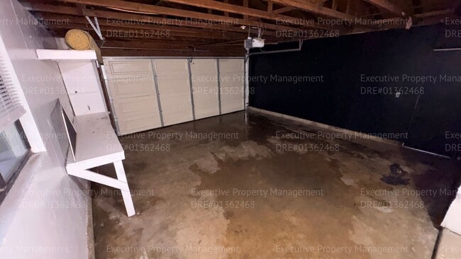 Building Photo - 3 bedroom/ 2 bathroom home nestled in a cul-de-sac.