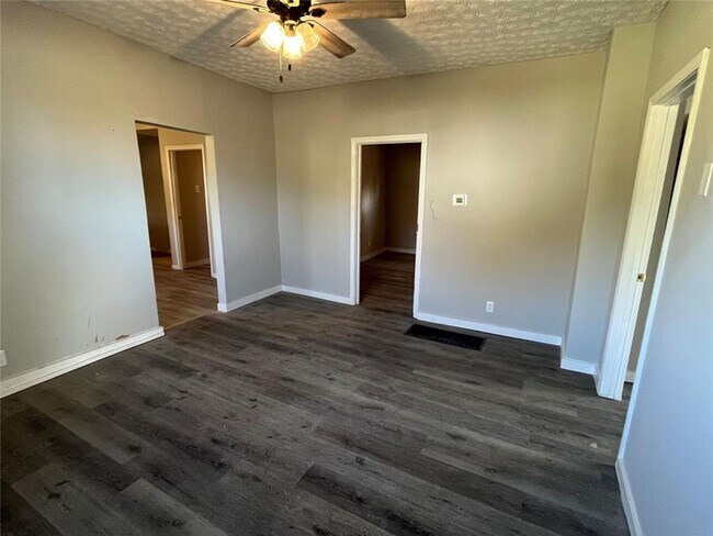 Building Photo - 3 Bedroom and 1 Bath