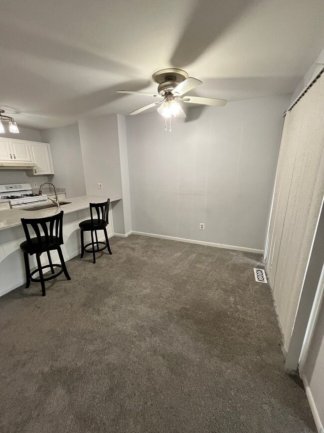 Building Photo - 2 Bd / 1.5 Bth Townhouse in Stover Mill