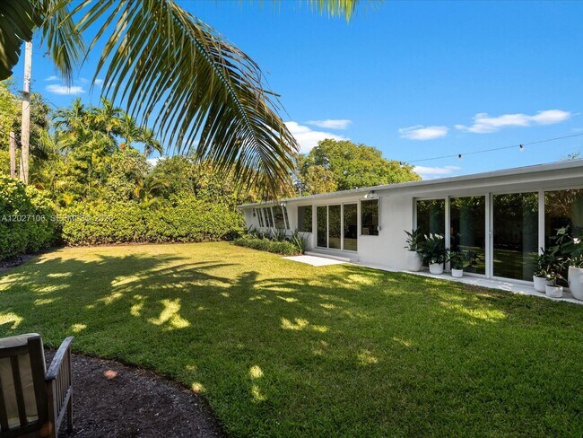 Building Photo - 1945 Alamanda Dr