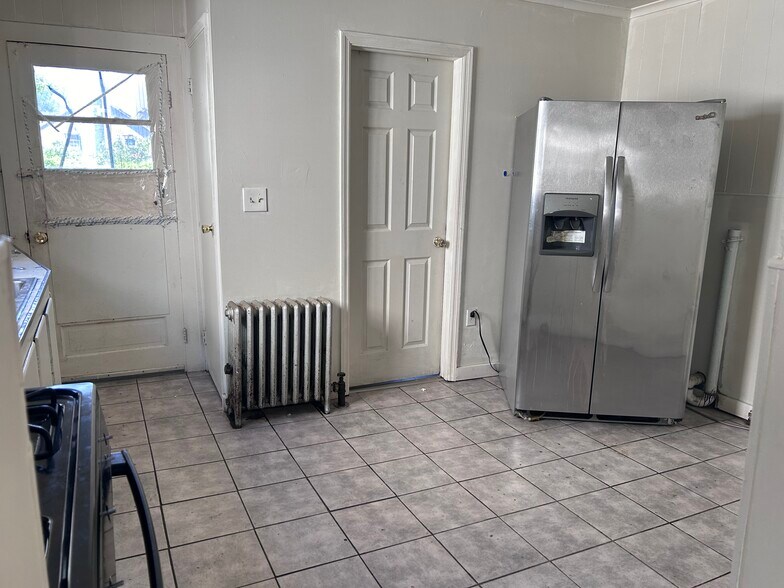 Eat in Kitchen - 121 Morris Ave