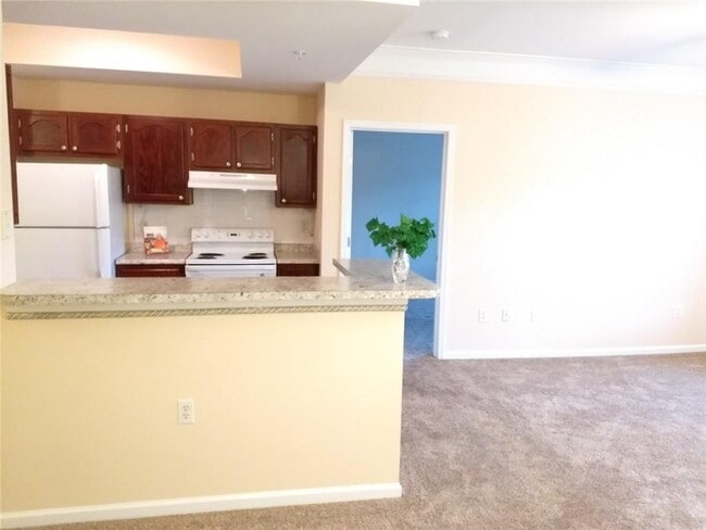 Building Photo - 2700 Pine Tree Rd NE