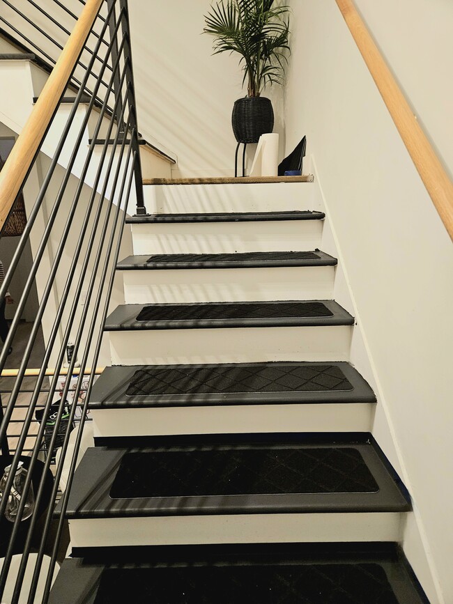 Building Photo - 84 Center Ave