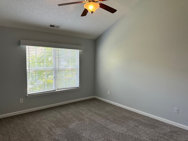 Building Photo - 2 bedroom condo in Braemar Creek!