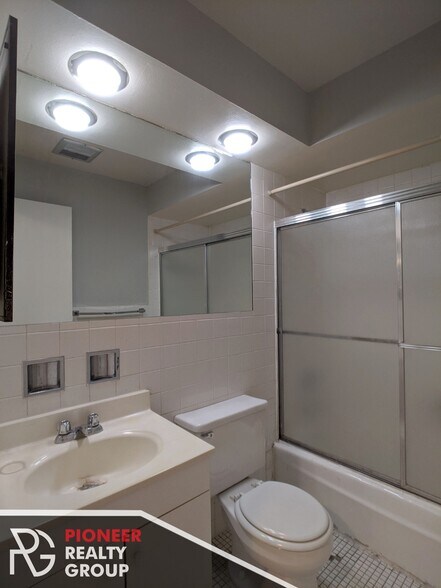 Building Photo - 502 W Briar Pl