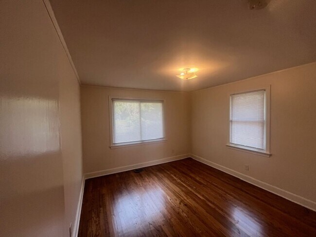 Building Photo - 3 bedroom 1 bath remodeled home.