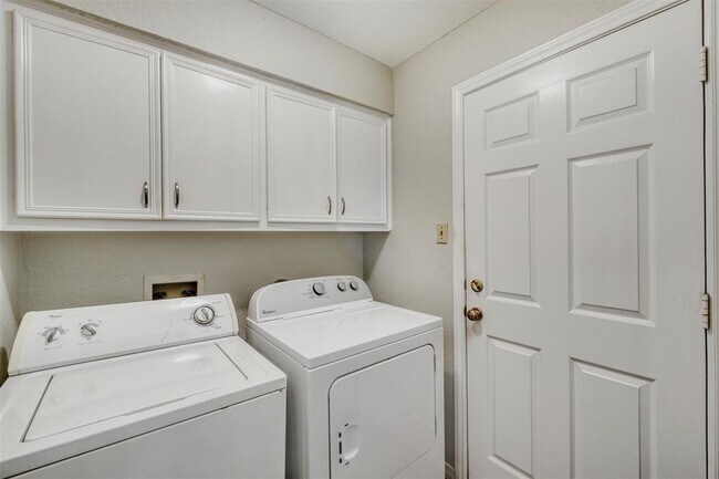 Building Photo - 203 Pin Oak Dr