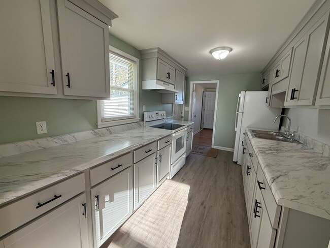 Building Photo - Charming 3 bedroom brick House