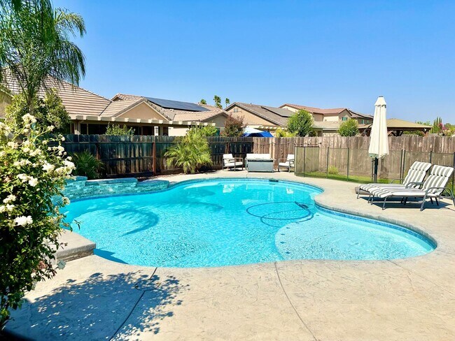 Building Photo - North Clovis 3/3 with Bonus Room and Pool