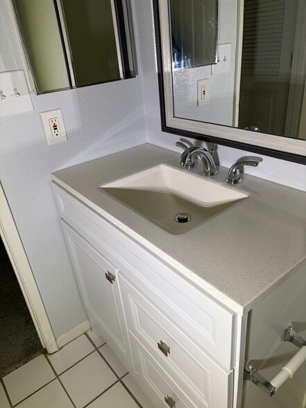 Half bathroom - 720 Sunrise Ave